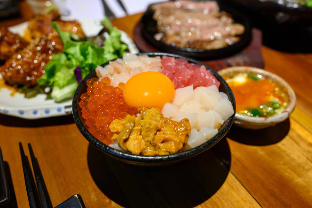 台中丼飯大探索｜浮誇海鮮丼、創意日式丼飯一次吃透透！ - 希望綠豆湯